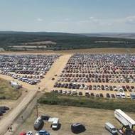 Zaplněné parkoviště u Masarykova okruhu v neděli. Záběry sdílela Policie ČR na sociálních sítích.