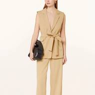 Vesta s páskem, 2450 Kč, kalhoty 2000 Kč, oboje Daling Harbour (Brauninger)