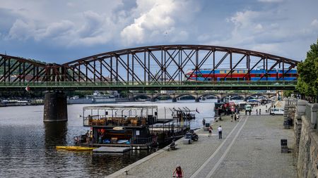 UNESCO varuje Prahu před bouráním železničního mostu na Výtoni