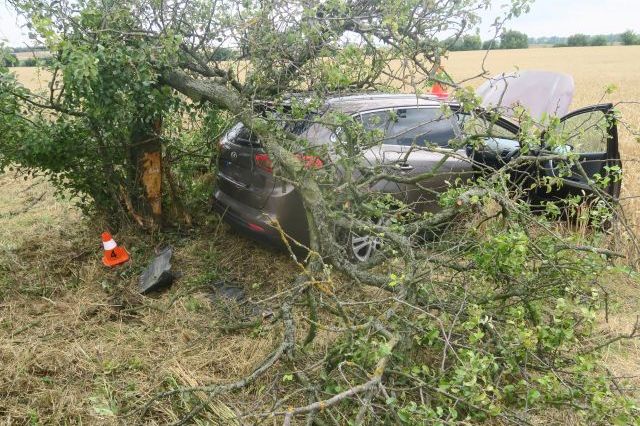 Mladý řidič na Přerovsku jel rychle. Nezvládl průjezd zatáčkou a narazil do stromu