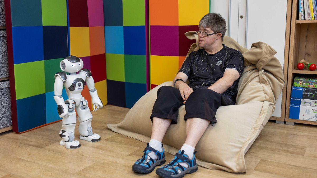 Na severu Čech testují sociálního robota, pomáhá lidem s autismem či demencí