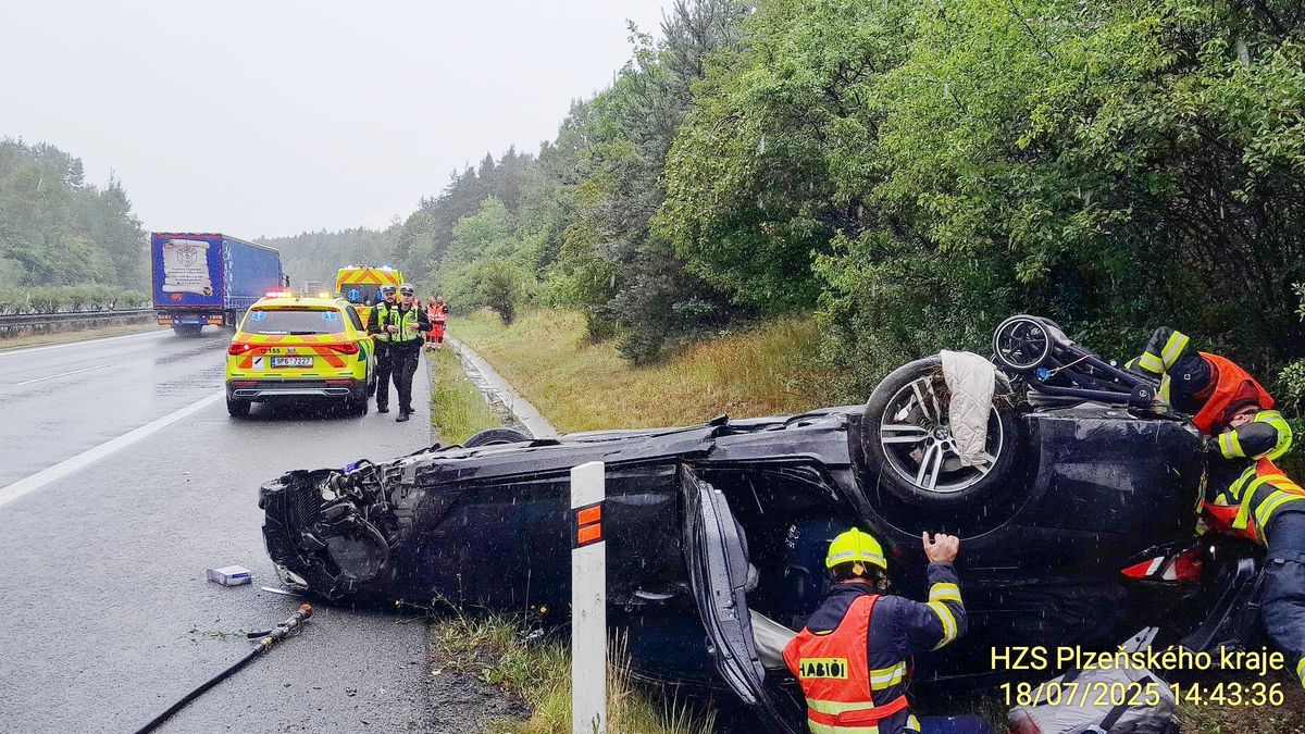 Řidič BMW na Plzeňsku vylétl z dálnice