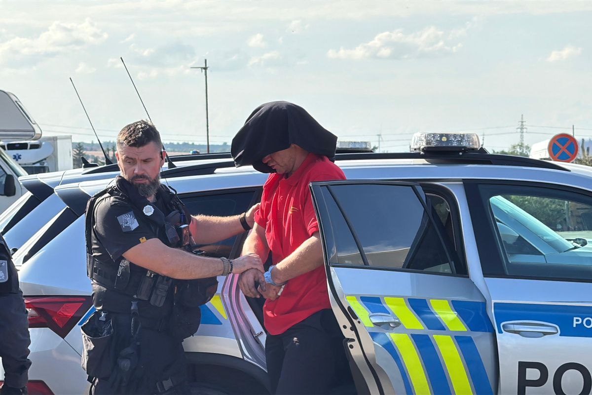 Motorkáře, který ujel policistům po přistávací dráze na letišti v Praze, našli. Byl už doma
