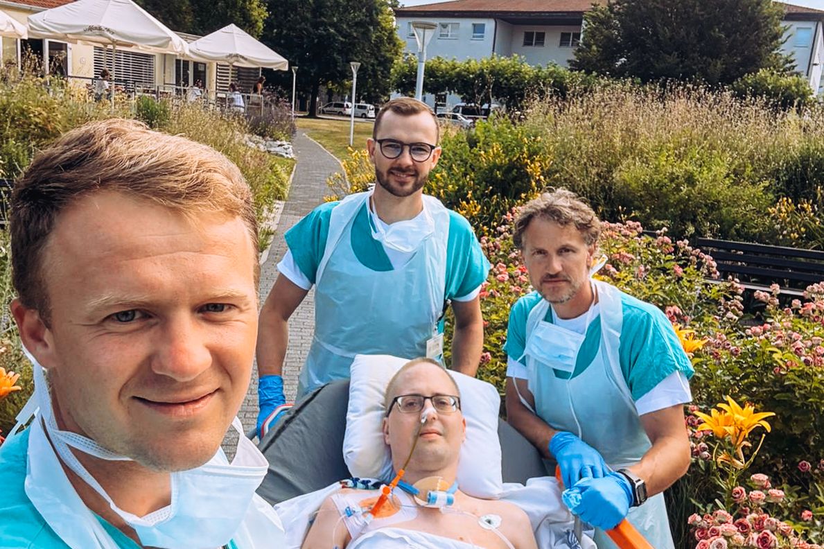 Zdravotníci z Budějovic vzali těžce nemocného muže do parku. Příspěvek o síle okamžiku je hitem 