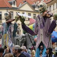 Loutky byly v nadživotní velikosti.