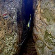 Cesta rozsedlinou připomíná průchod známou Myší dírou u Hrubé Skály.