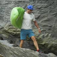 Kajak pro medvědy do výběhu osobně přinesl vodní slalomář Jiří Prskavec.