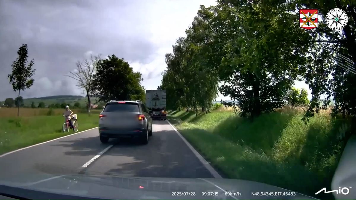 Řidič při předjíždění na Hodonínsku málem smetl cyklistku, nebezpečný manévr zachytila kamera