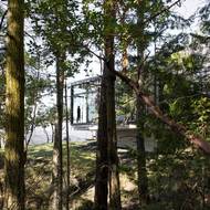 Stavba je místy až neviditelně začleněna do krajiny.