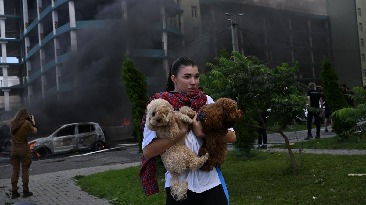 FOTO: Dávivý kouř, všude střepy a zkroucený plech. Útok na Charkov zachytil český fotograf