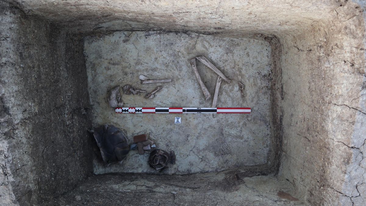 Archeologové na Kladensku našli hrob lukostřelce z doby kamenné. Zemřelý patřil k tehdejší elitě