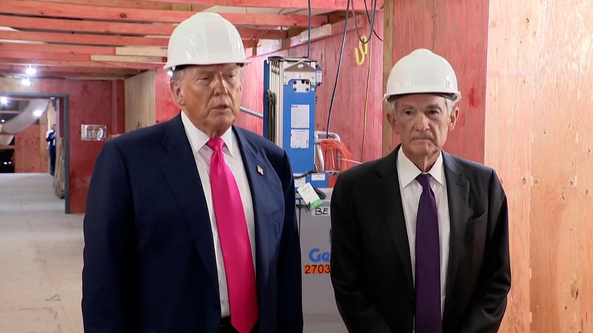 Trump chtěl před kamerami vypeskovat šéfa Fedu. Ošklivě si naběhl