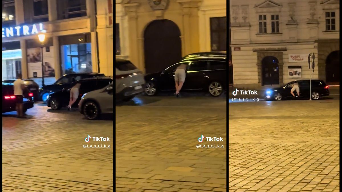 Risk na náměstí v Plzni. Muž visel z okna jedoucího vozu