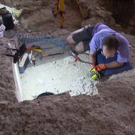 Vedle koster byly nalezeny také různé předměty.