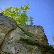 Zbytky věže připomínají zašlou slávu hradu.