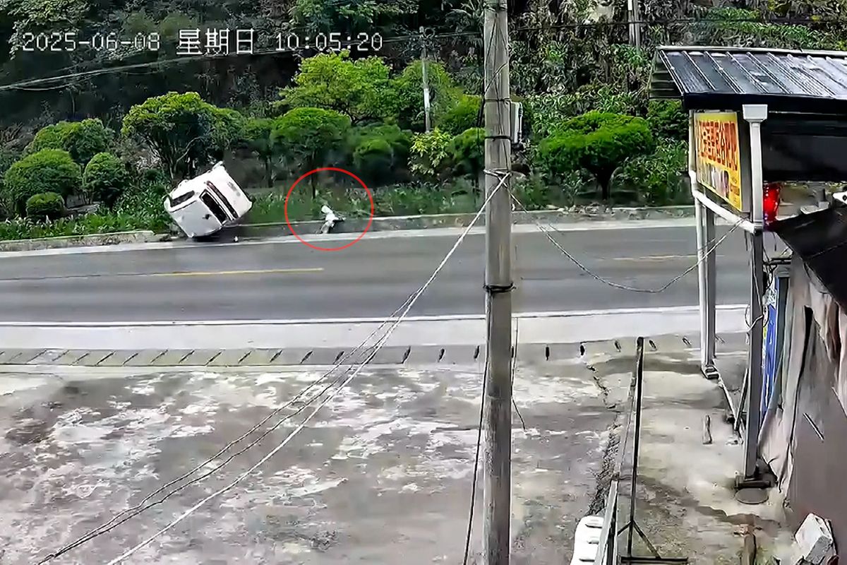 Při hrozivé autonehodě v Číně vypadlo dítě z okna, odneslo si jen odřeniny