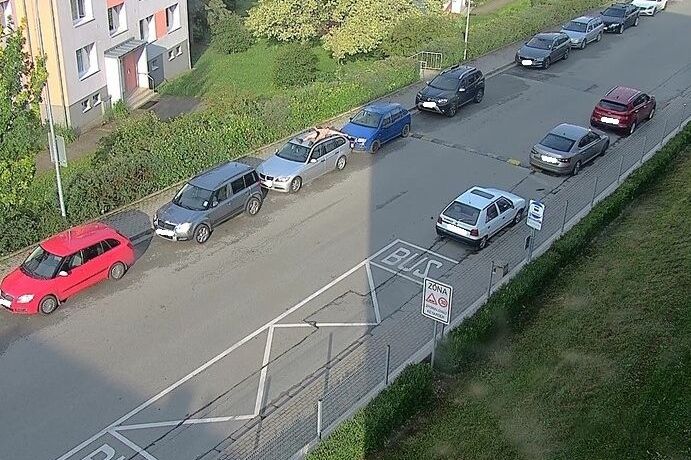 Opilý naháč se po pouti v Boskovicích vyspal na střeše auta