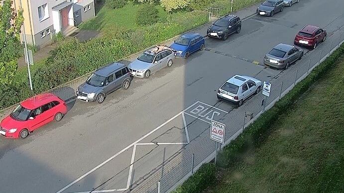 Opilý naháč se po pouti v Boskovicích vyspal na střeše auta