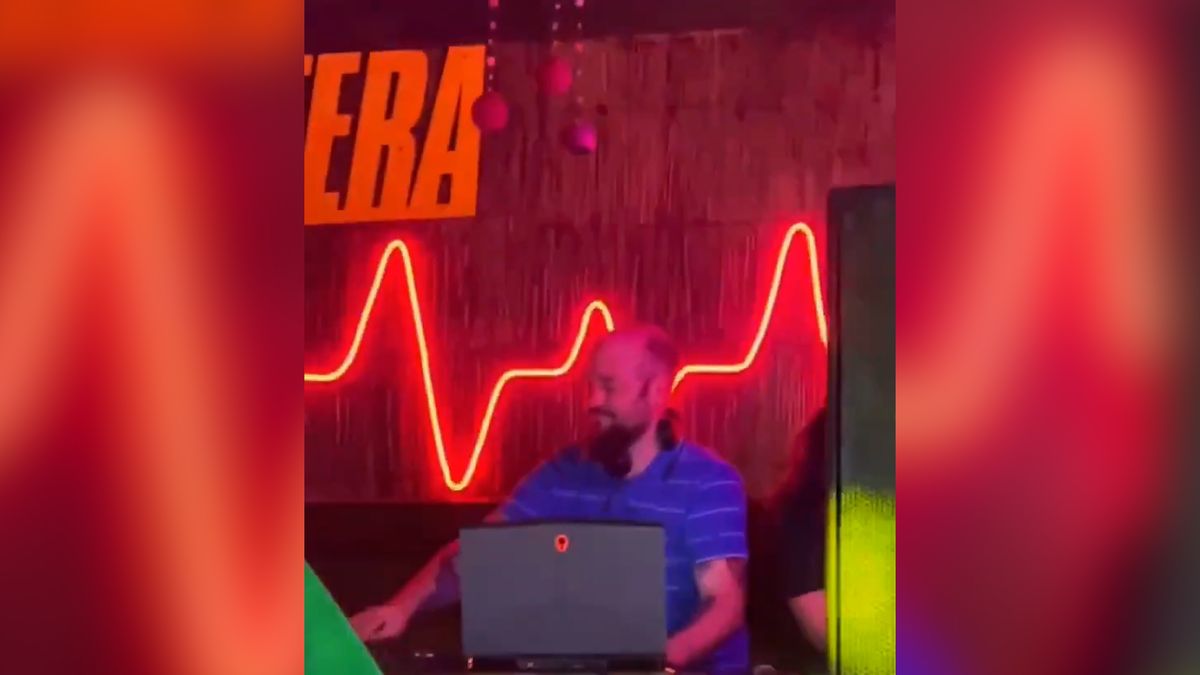 Ruský DJ zahrál ukrajinskou píseň. Sebrali ho
