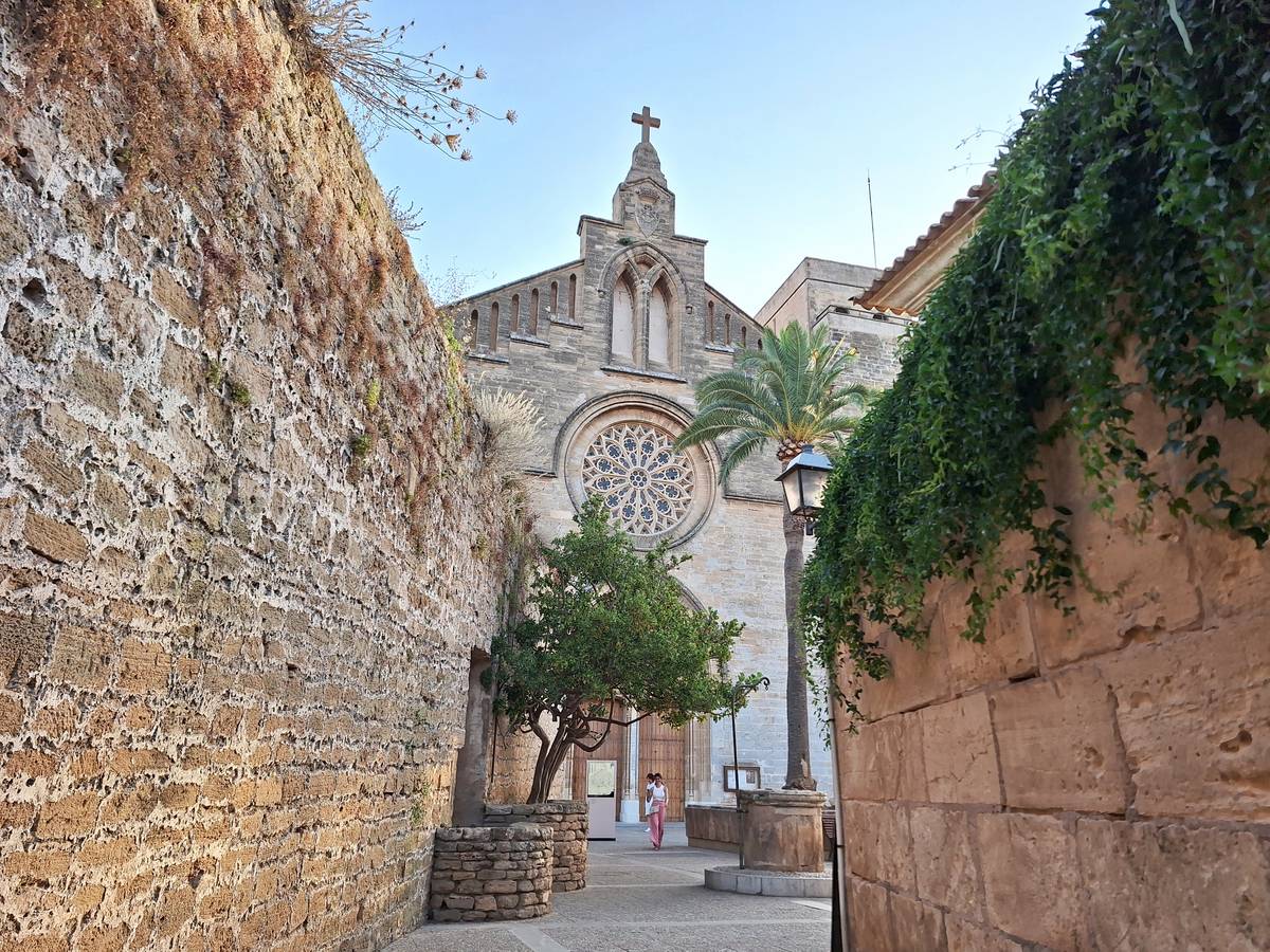 Kostel sv. Jakuba je perlou hradeb.