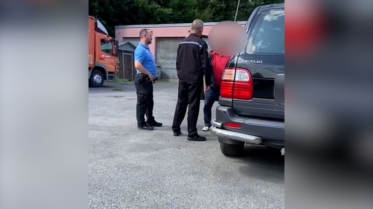 Strážníci v Tachově chtěli pokutovat nepřipoutaného Ukrajince. Půjdeš sedět, řval na jednoho z nich