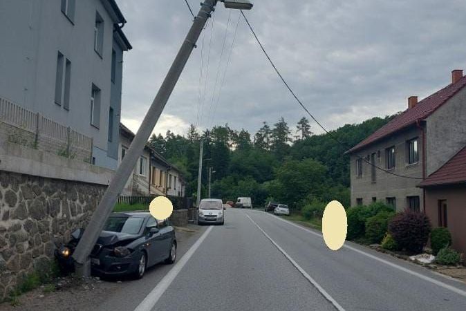 Po nárazu auta do sloupu veřejného osvětlení je bez proudu šedesát domácností na Třebíčsku