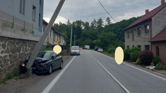Po nárazu auta do sloupu veřejného osvětlení je bez proudu šedesát domácností na Třebíčsku