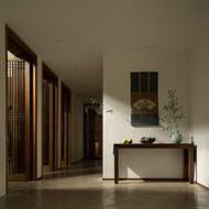 Do interiéru neustále odněkud proniká denní světlo.