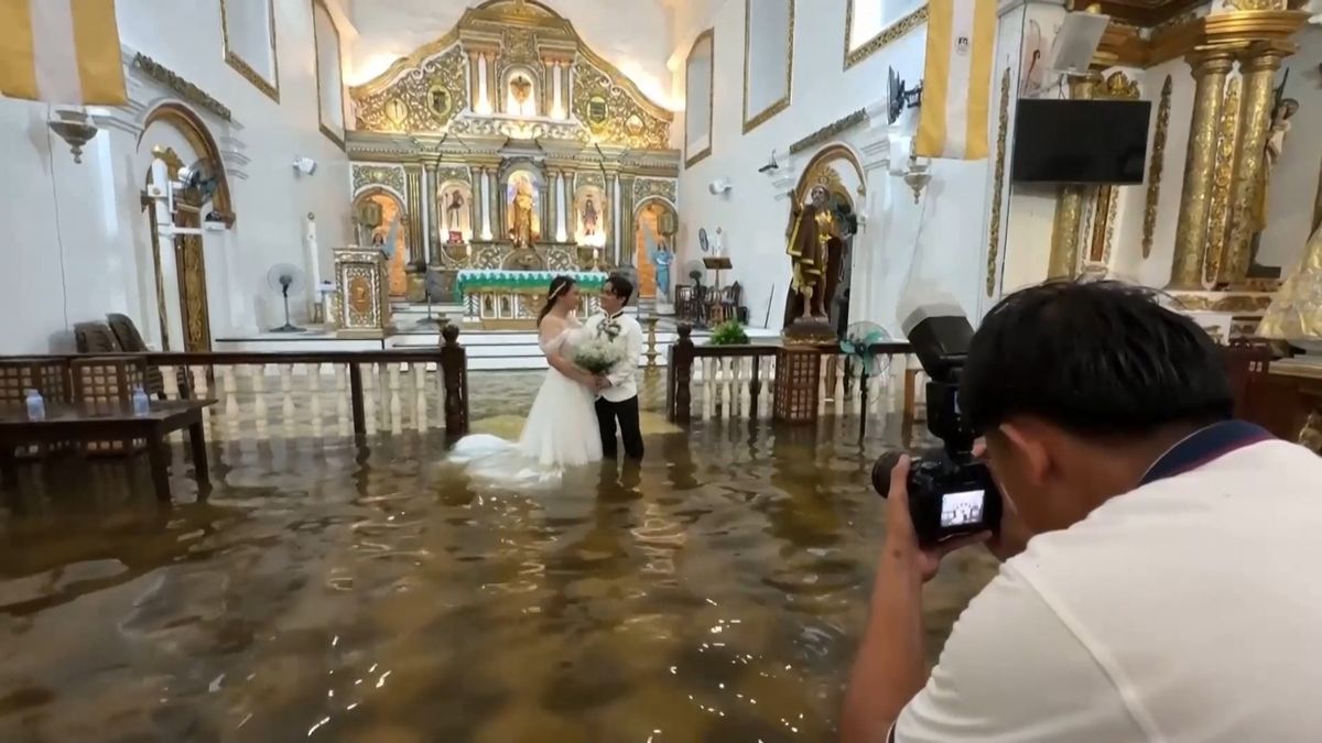 Ani tajfun je nerozdělí. Na Filipínách se svatebčané brodili ve vodě