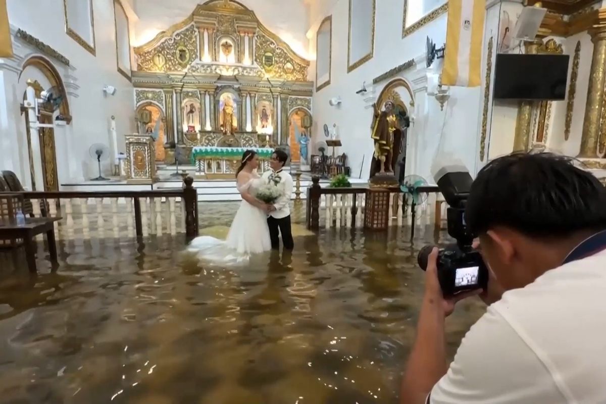 Ani tajfun je nerozdělí. Na Filipínách se svatebčané brodili ve vodě