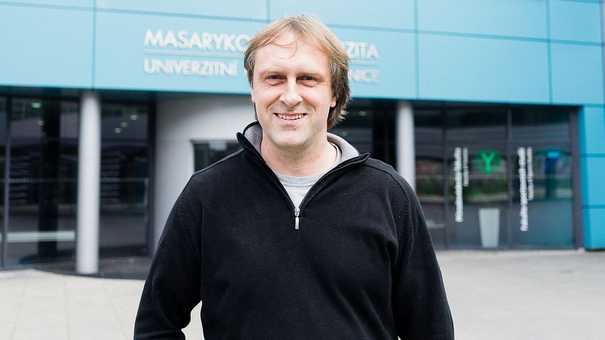 Za Přísahu kandiduje bývalý děkan, který porušil etický kodex. Hnutí navíc pořádně nezná jeho funkci