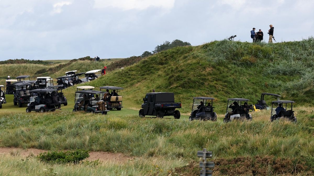 Trump vyvezl Golf Force One, speciální obrněné golfové vozítko