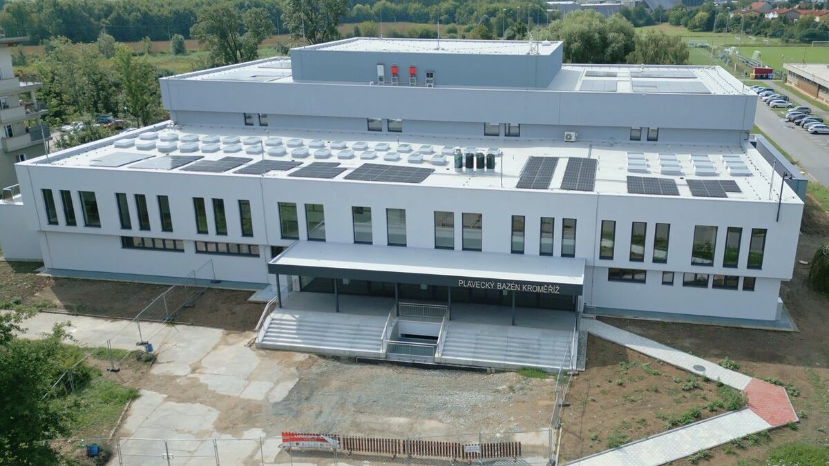 Krytý plavecký bazén v Kroměříži prochází velkou proměnou, opravují i jeho okolí