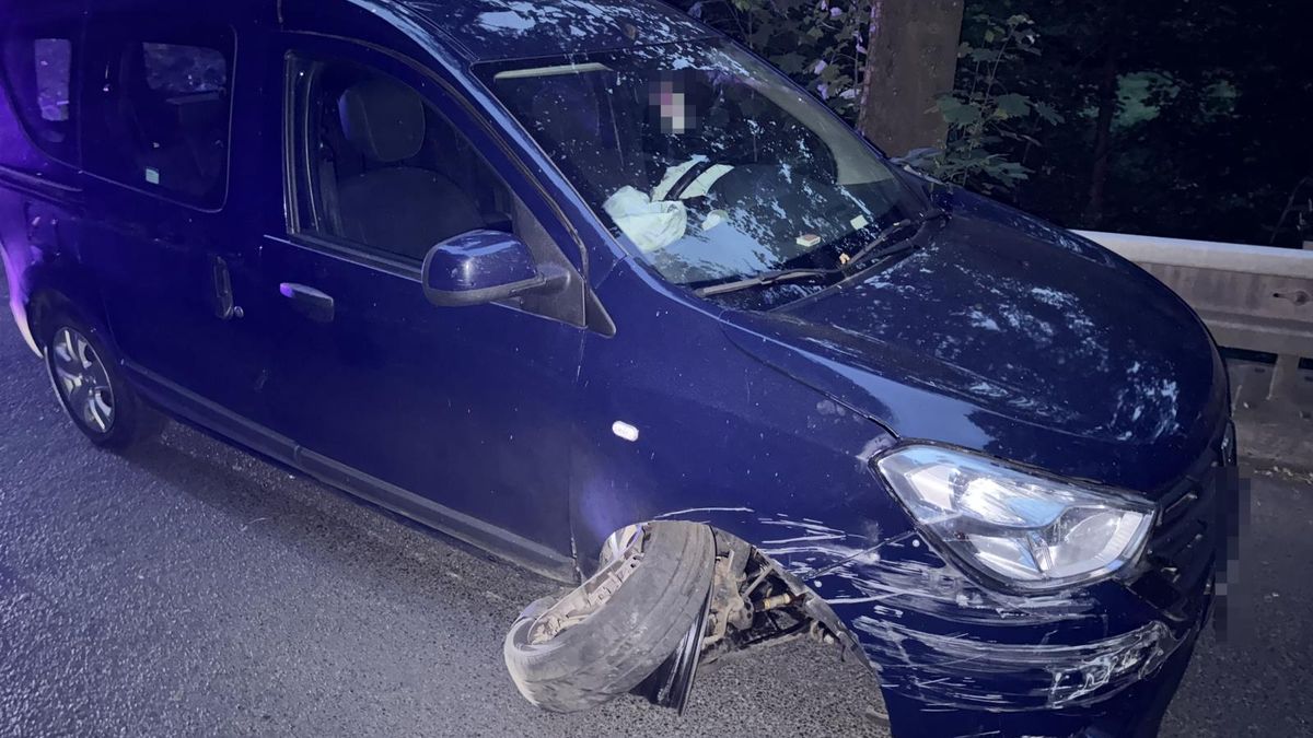 Opilá řidička s malým synem v autě narazila na Karlovarsku do skály