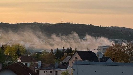 Nad Strakonicemi se vznáší páchnoucí mrak