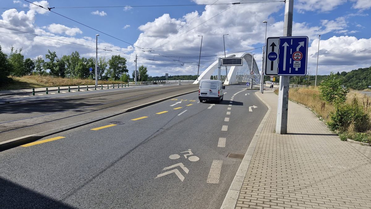 Pražské řidiče na Trojském mostě nově omezuje žlutý testovací buspruh