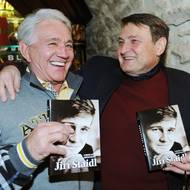V Restauraci U Prince pokřtil 1. prosince zpěvák Karel Gott knihu o textaři Jiřím Štaidlovi. Na snímku je Jiřího bratr, skladatel Ladislav Štaidl (vpravo) a herec Jiří Krampol.
