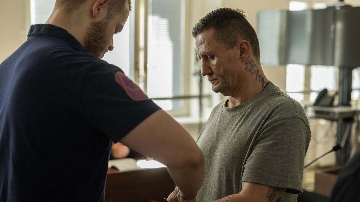 Recidivista zmrzačil seniora za to, že se pomočil. U vraždy byl už jako sedmnáctiletý