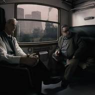 Nositel Nobelovy ceny za chemii Jaroslav Heyrovský (1890-1967) a herec Jan Werich (1905-1980) diskutují mimo jiné o filtrech na cigaretách a komínech. 