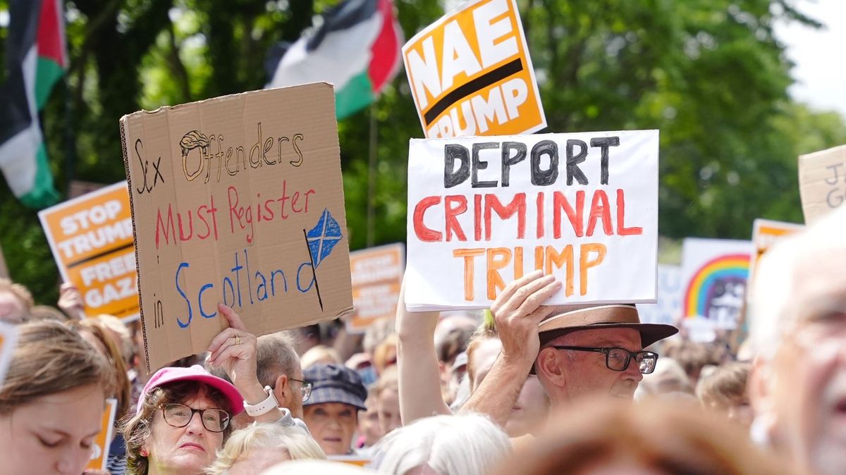 „Deportujte Donalda.“ Ve Skotsku protestovali proti Trumpovi, který si přijel zahrát golf