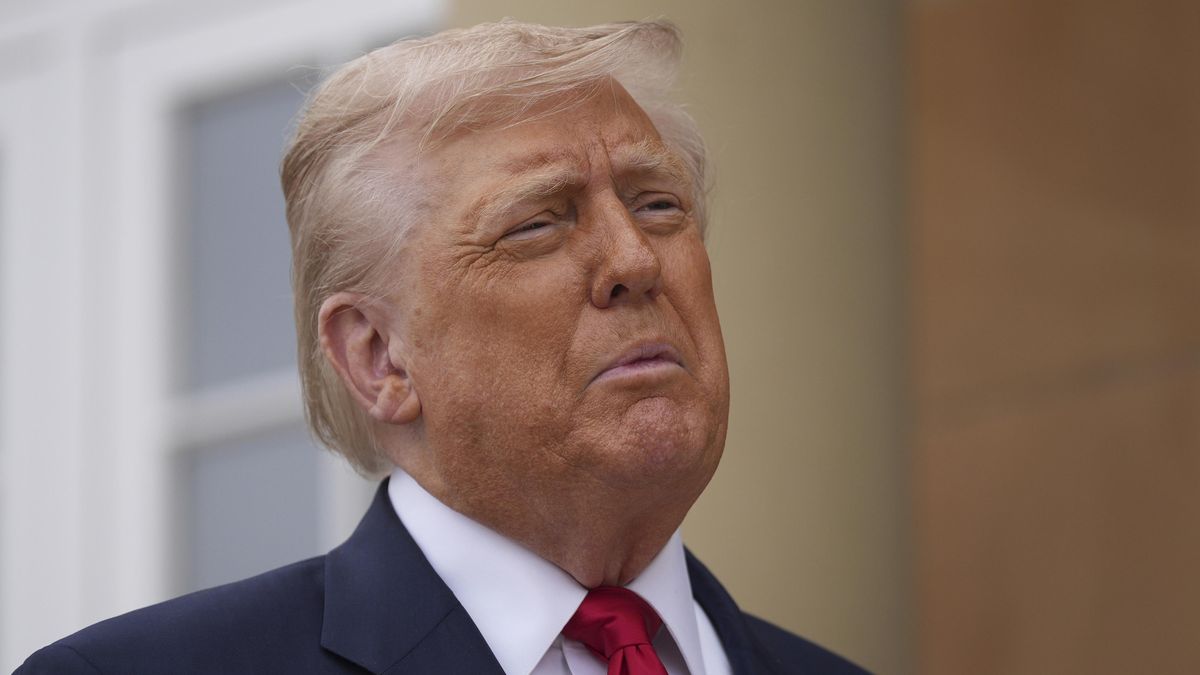 Trump se opřel do Medvěděva: Vstoupil na tenký led, ať si dává pozor na pusu