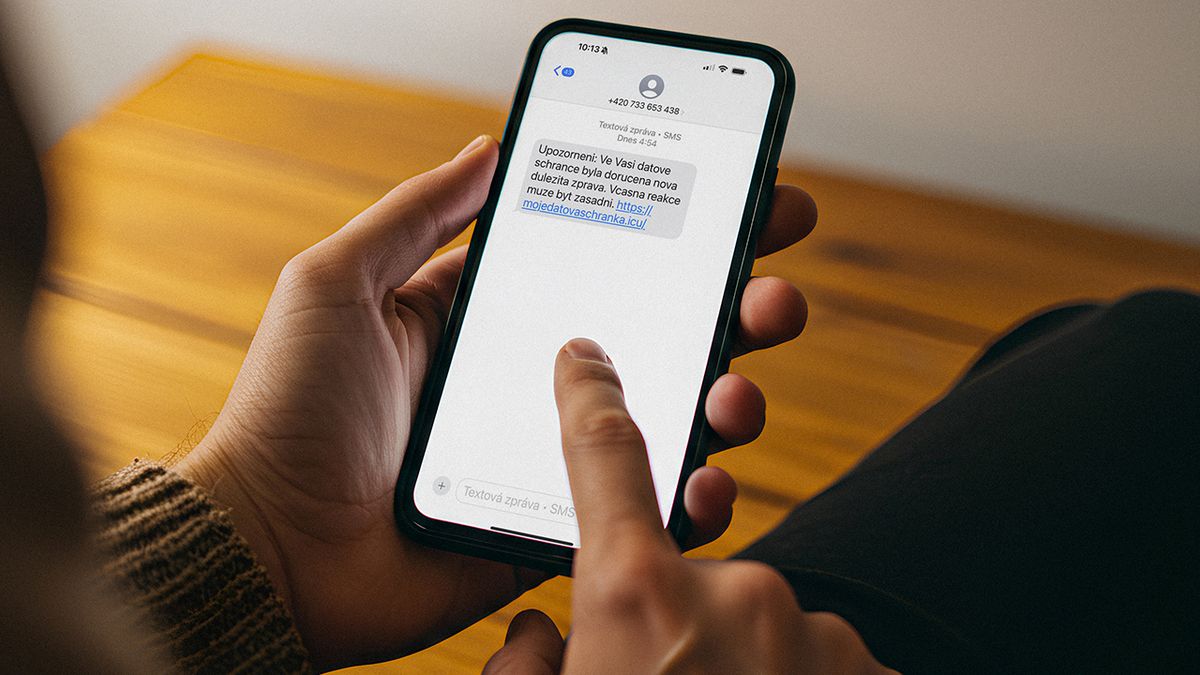 Smishing zacílený na Česko. Podfukáři to zkouší přes datovou schránku
