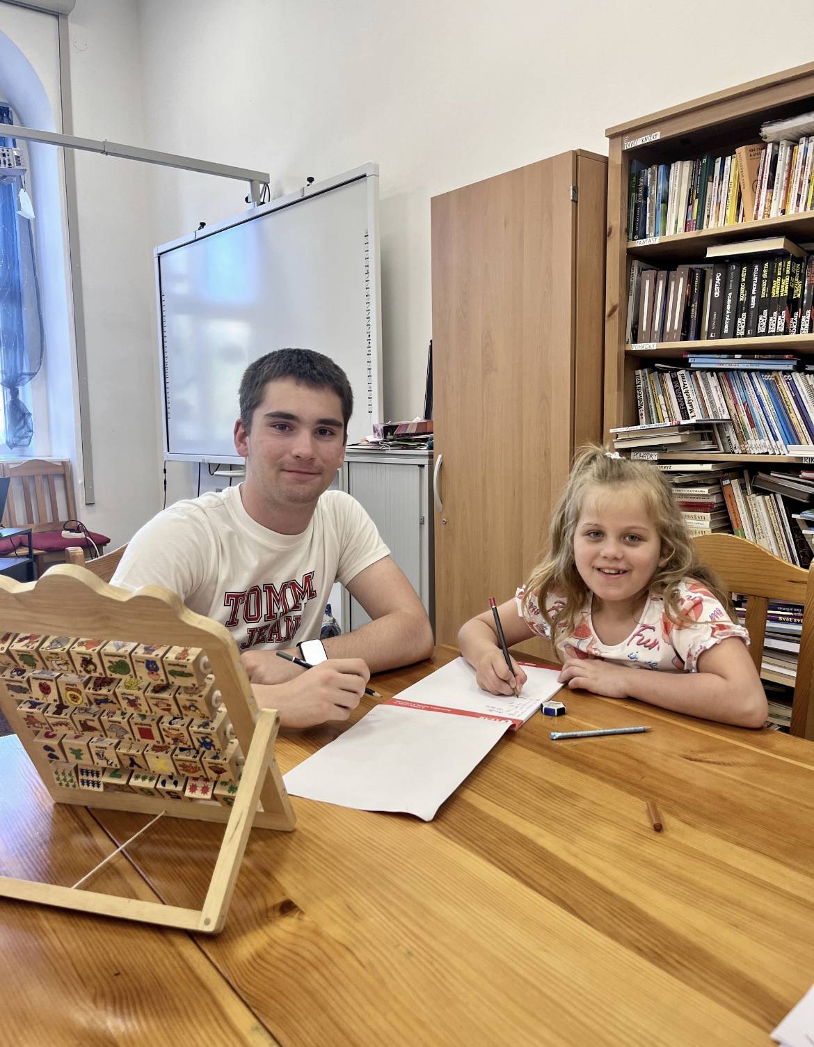 Daniil Danylov žáky prvního a druhého stupně doučuje různé předměty.