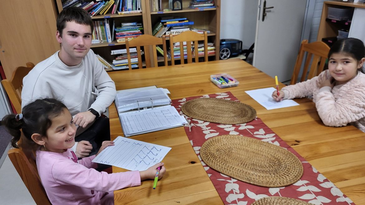Ukrajinský uprchlík chce bořit předsudky. V Plzni doučuje romské děti
