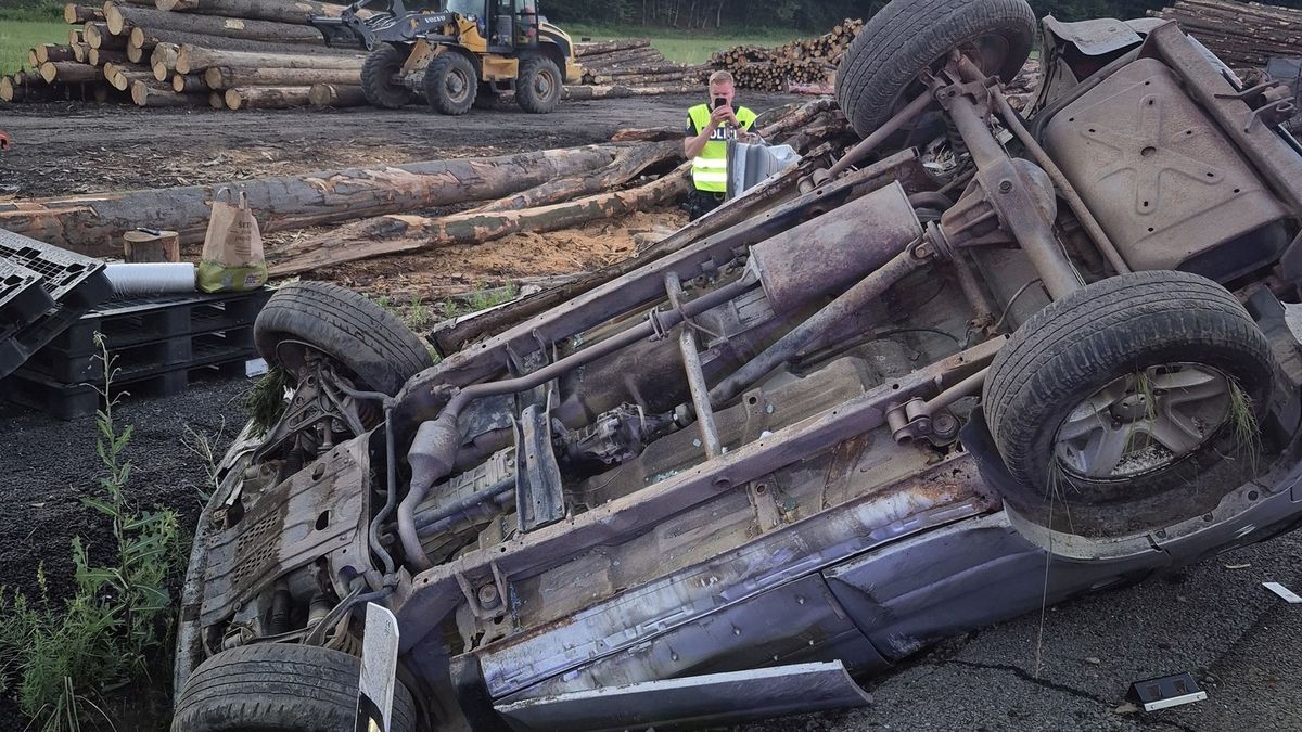 Řidič na Vsetínsku se lekl zvěře a převrátil auto na střechu