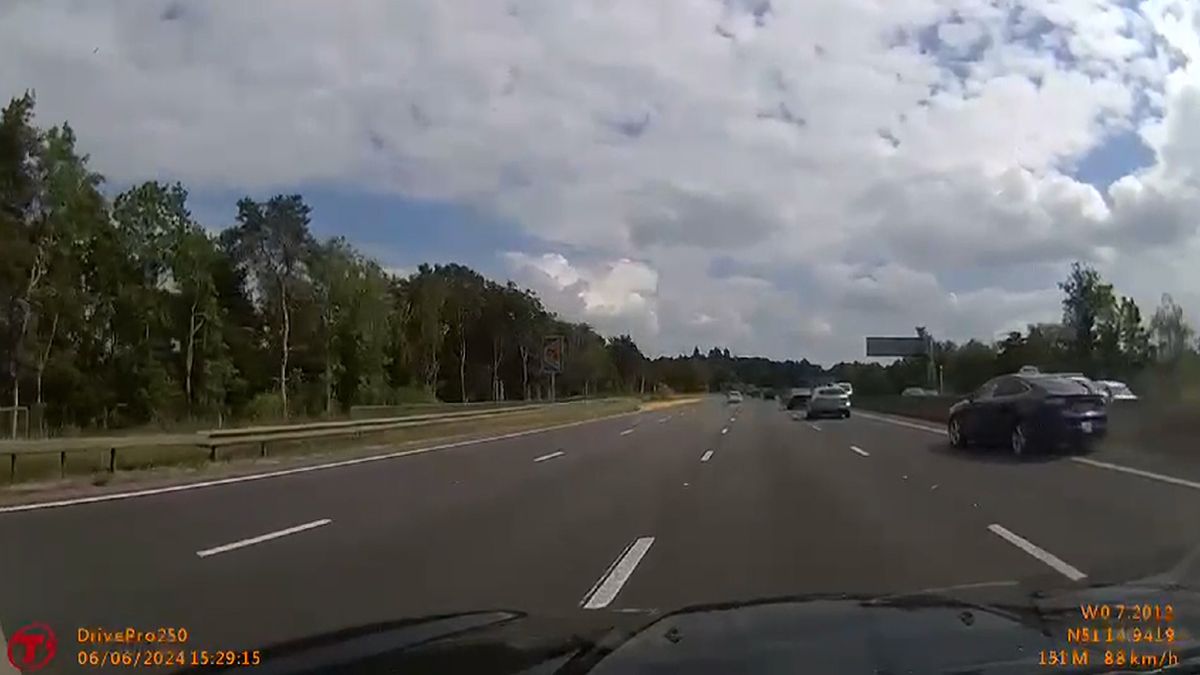 Mikrospánek britského taxikáře zachycený na kameru varuje před nenápadným nebezpečím