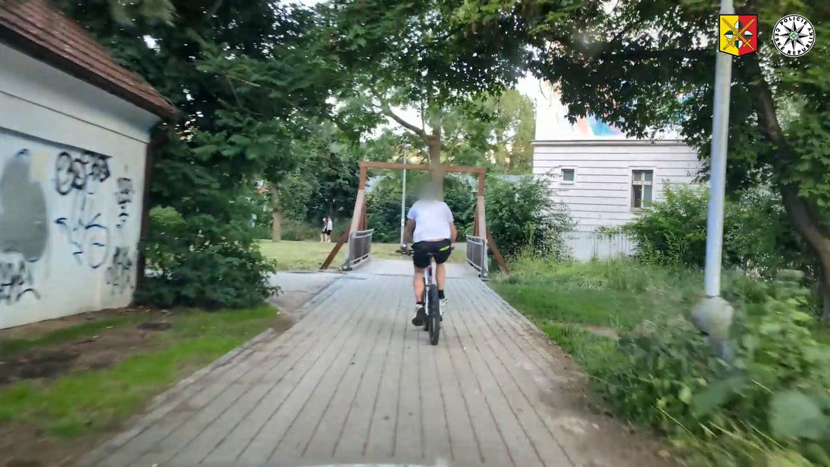 Zfetovaný cyklista v Praze proletěl na červenou, pak vjel do tunelu v protisměru. Zachytila to kamera
