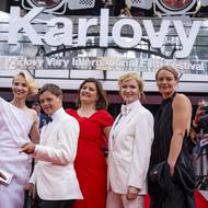 Jana Plodková, David Vodstrčil, režisérka filmu Zuzana Kirchnerová, Aňa Geislerová a Juliana Oľhová na červeném koberci