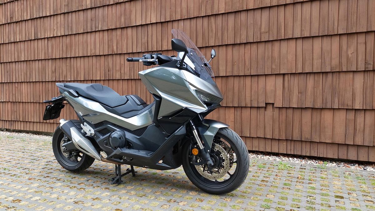 Test prémiového skútru s cenou motorky: Honda Forza 750 překvapí výbavou i jízdními vlastnostmi