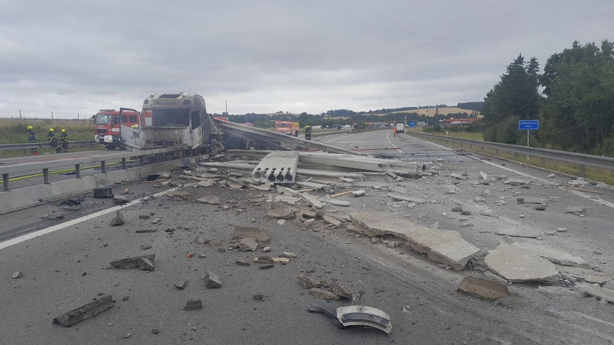 Dálnici D3 na Benešovsku zablokoval hořící kamion